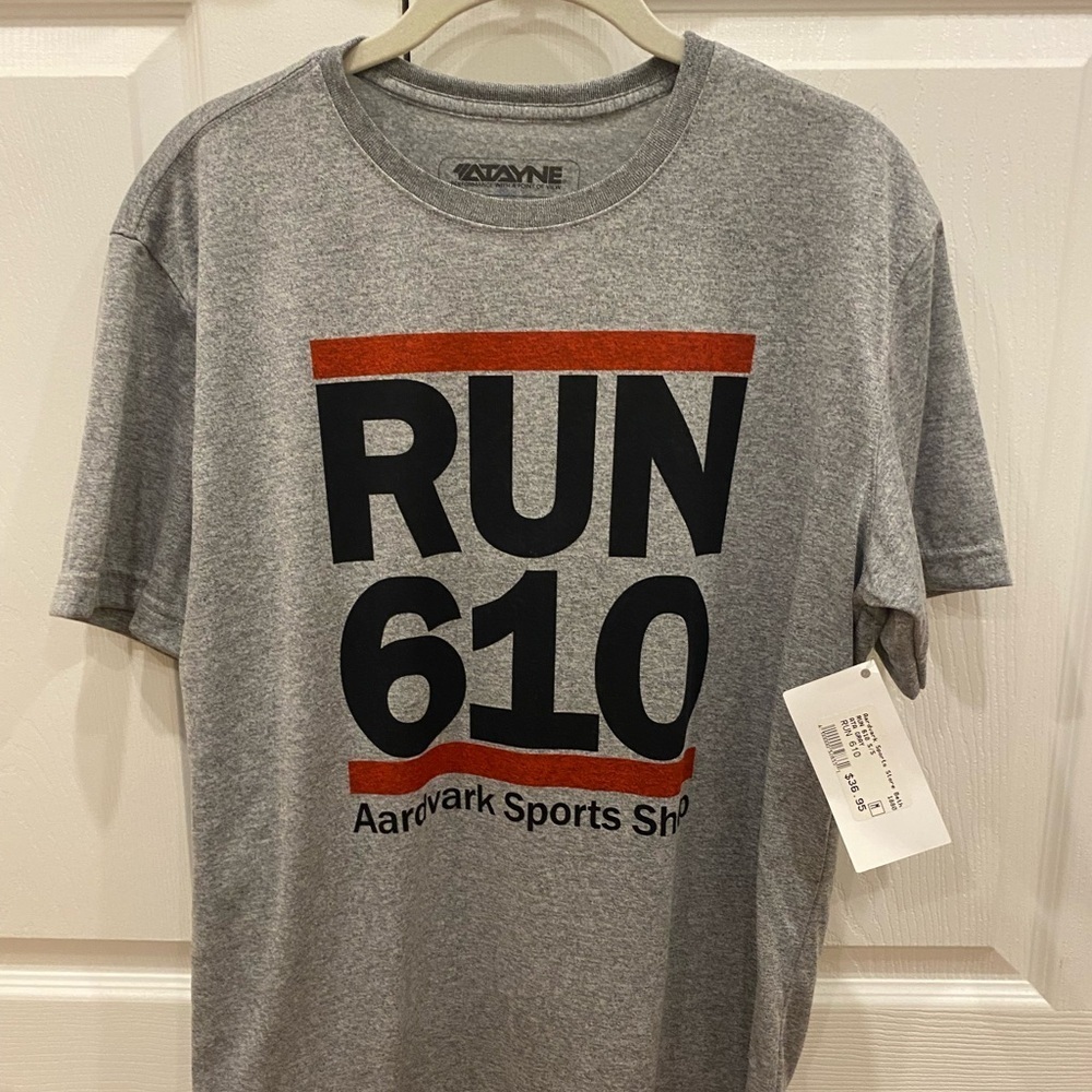 ATANYA‎ Run 610 Aardvark Sports Shop T-Shirt Performance Material Unisex Medium